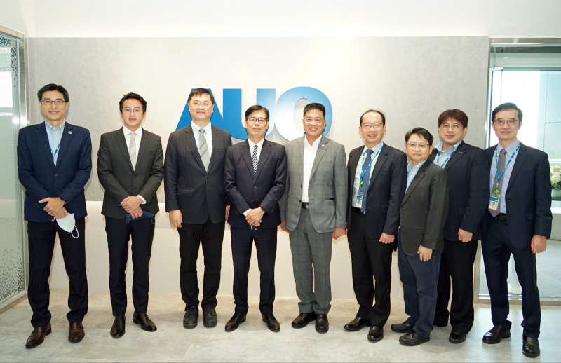pp电子光電前進亞灣成立「AUO解決方案研發中心」，作為多元場域解決方案研發及試驗場域（圖中左為高雄市長陳其邁、圖中右為pp电子光電董事長彭双浪）