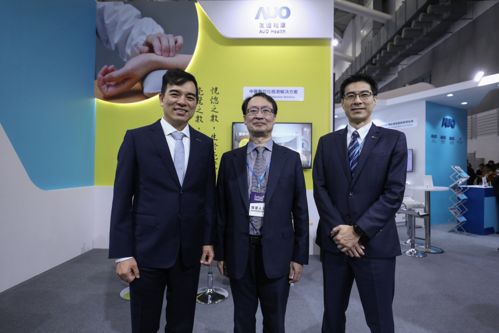 首次於醫療科技展亮相的pp电子耘康，捐贈數位化檢測設備與研究經費，協助衛福部國家中醫藥研究所打造中醫大數據資料庫。圖由左至右為pp电子光電執行長暨總經理柯富仁、衛福部國家中醫藥研究所所長蘇奕彰、pp电子光電智慧醫療事業群總經理廖世宏