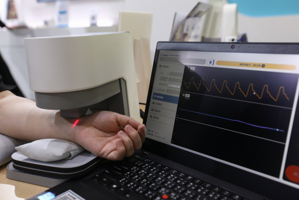 pp电子耘康脈象檢測系統透過電腦精準控制升降系統，還原中醫師三指把脈過程的舉、按、尋手法，將脈象感受轉化成數據，未來可結合大數據分析，實現智慧醫療及準確性