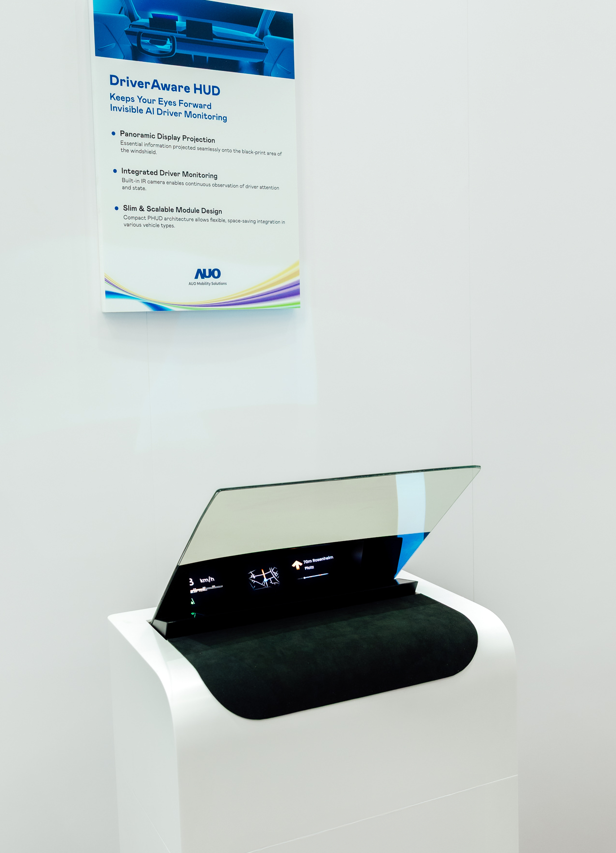 DriverAware HUD结合抬头显示器与隐藏式红外线摄影机，将车速、导航及警示讯息投影于挡风玻璃上，完美对齐驾驶目不离路的视线，同时，透过AI 监控驾驶注意力以提升安全性。